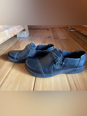 Clarks Black Leather Women's Slip-On Comfort Loafers with Decorative Knot